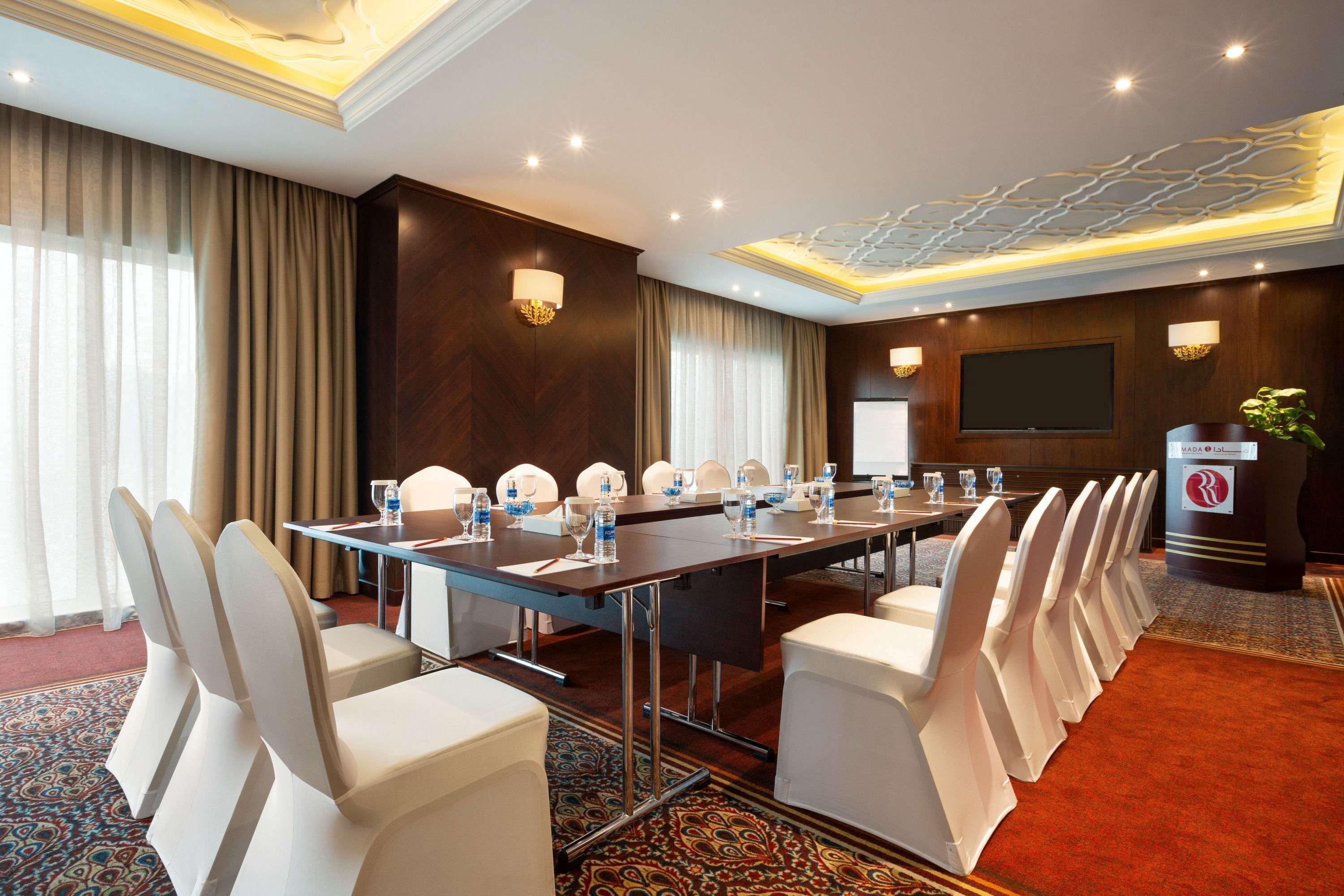 Ramada By Wyndham Manama City Centre Kültér fotó